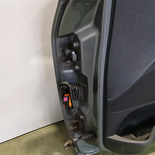 Porta anteriore destra