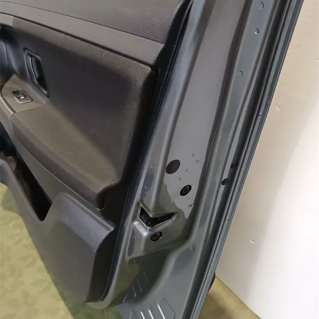 Porta anteriore destra