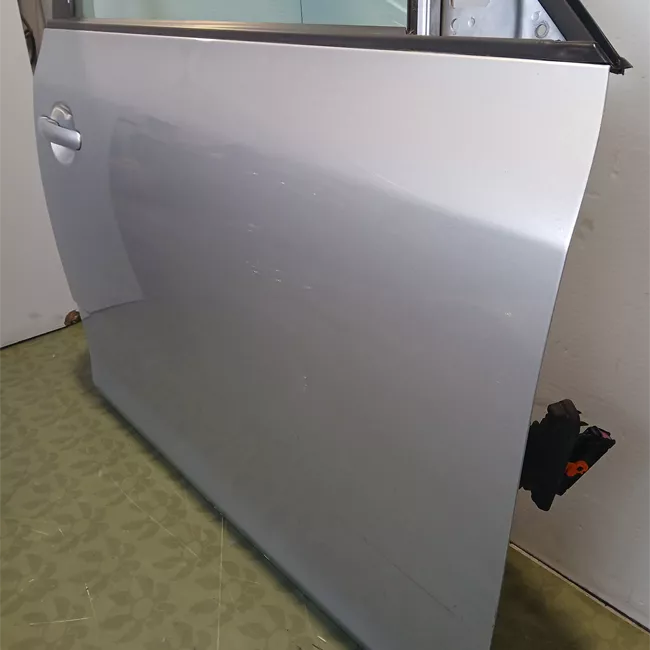 Porta anteriore destra