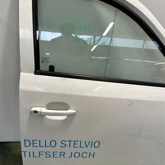 Porta anteriore destra