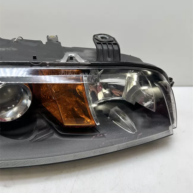 Proiettore destro con fendinebbia