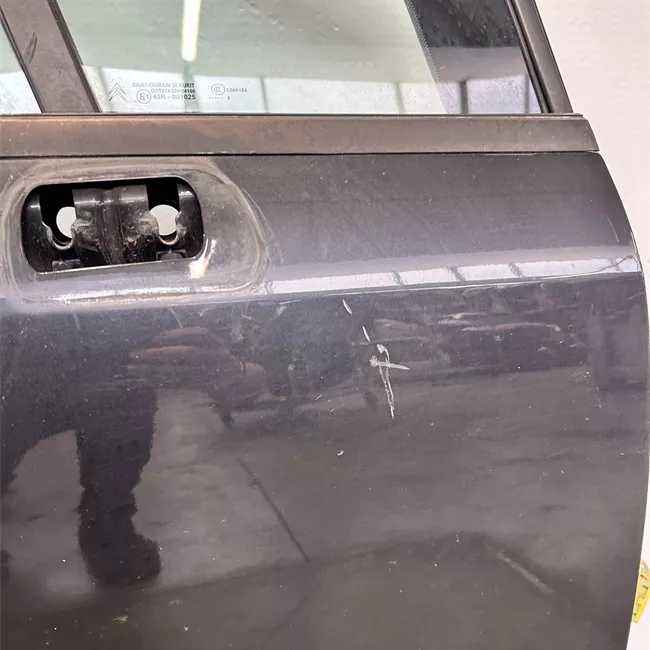 Porta anteriore destra