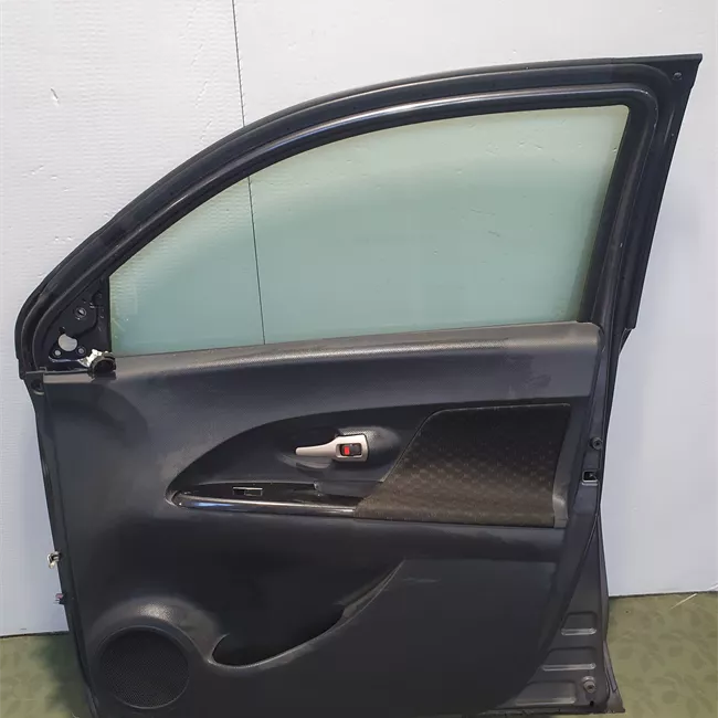 Porta anteriore destra