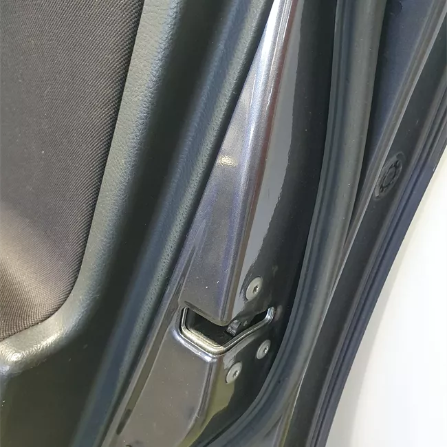 Porta anteriore destra