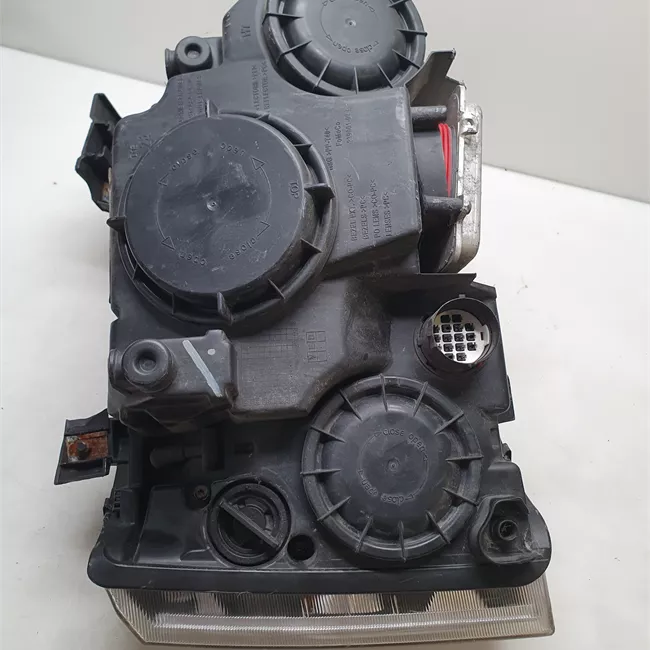 Proiettore sinistro con luce angolare