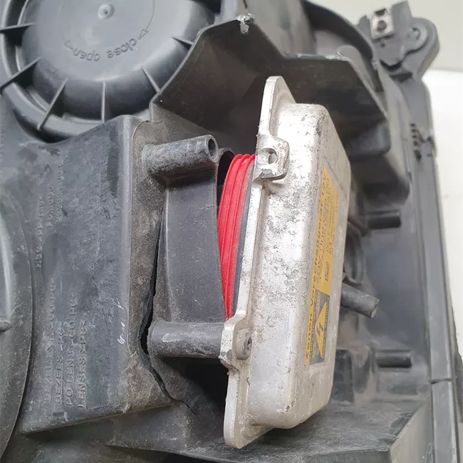 Proiettore sinistro con luce angolare