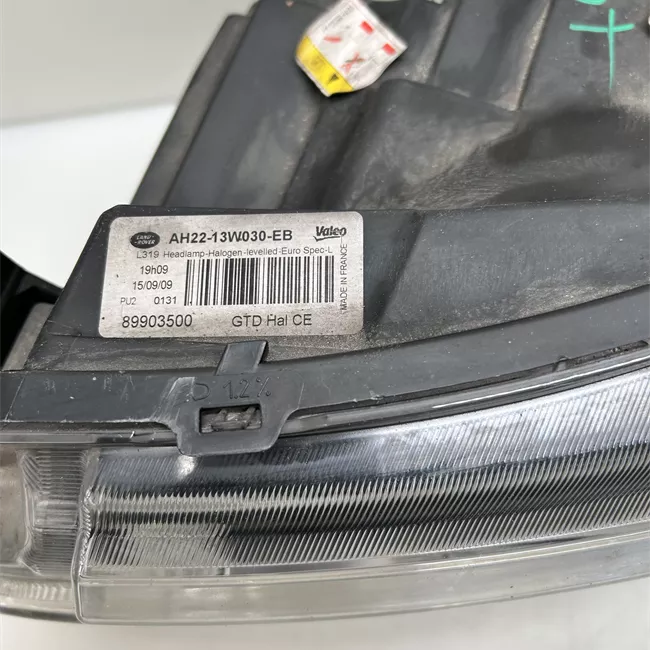 Proiettore sinistro con regolazione manuale