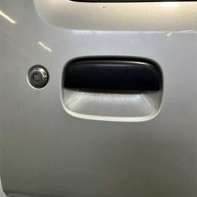 Porta anteriore destra