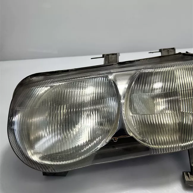 Proiettore con regolatore altezza sinistro