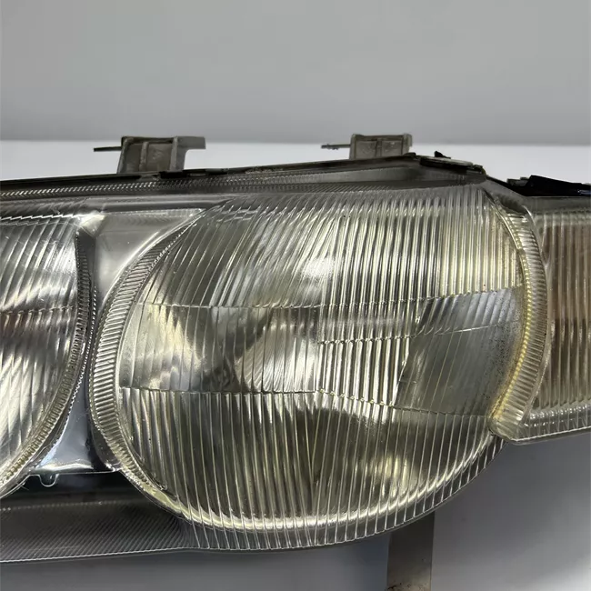 Proiettore con regolatore altezza sinistro