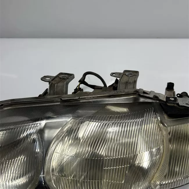 Proiettore con regolatore altezza sinistro