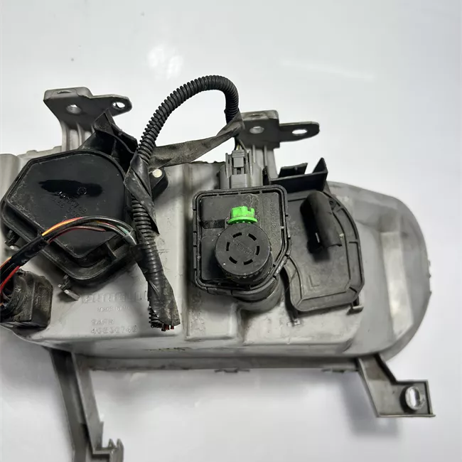 Proiettore con regolatore altezza sinistro