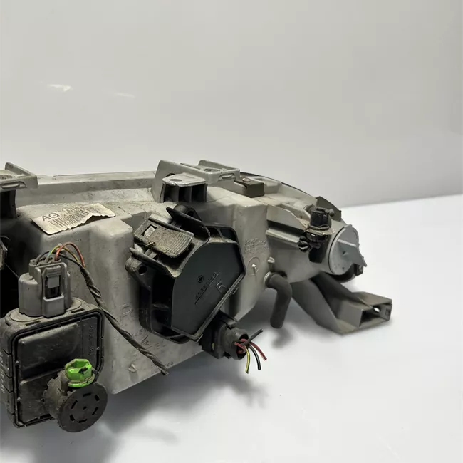 Proiettore con regolatore altezza destro