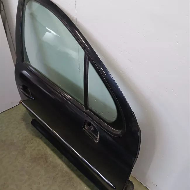 Porta anteriore destra