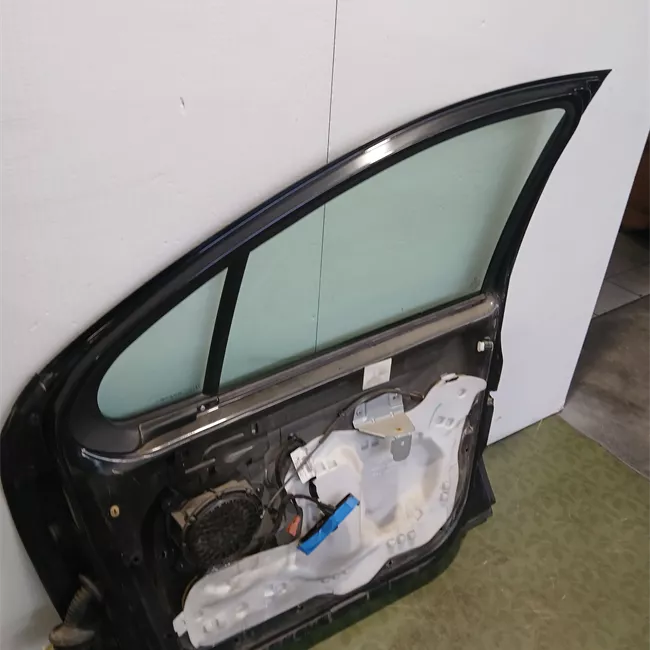 Porta anteriore destra