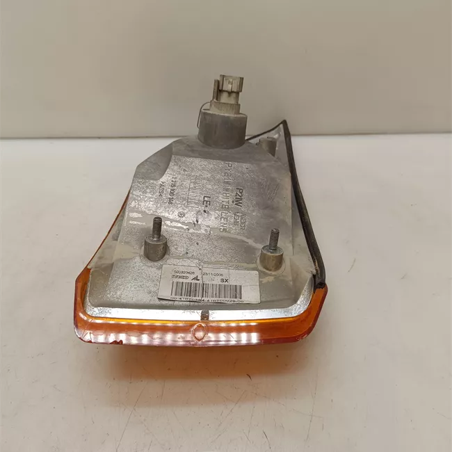 Fanalino anteriore sinistro