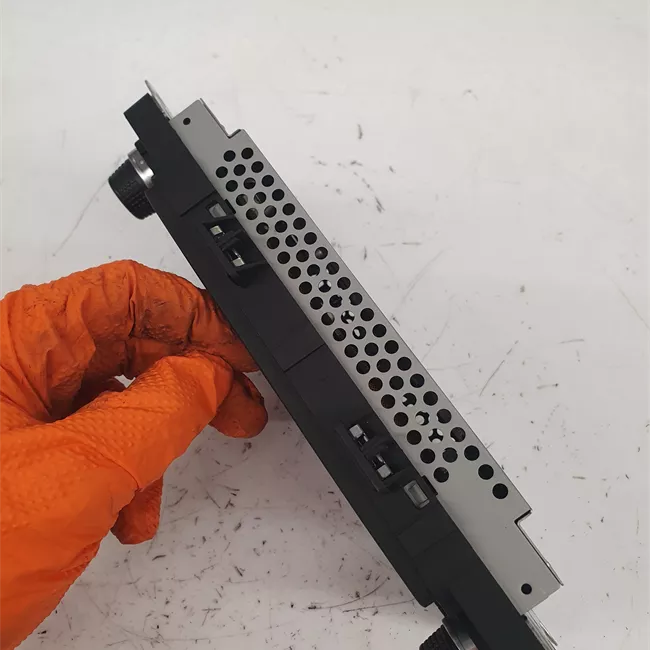 Radio con sistema di navigatore satellitare