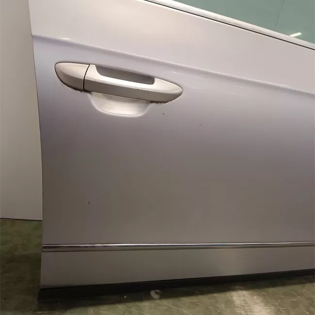 Porta anteriore destra