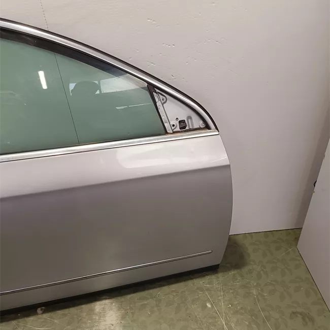 Porta anteriore destra