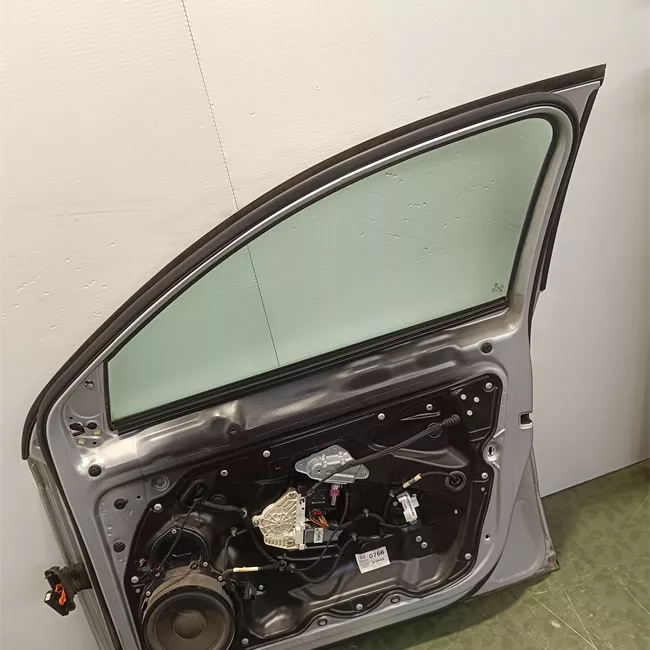 Porta anteriore destra