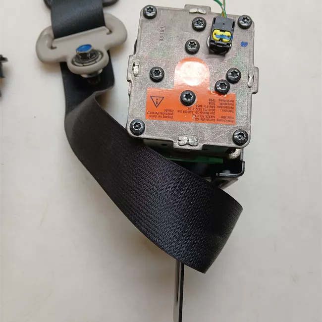 Cintura di sicurezza anteriore sinistra con aggancio