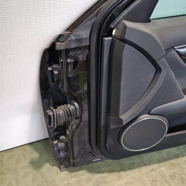 Porta anteriore destra