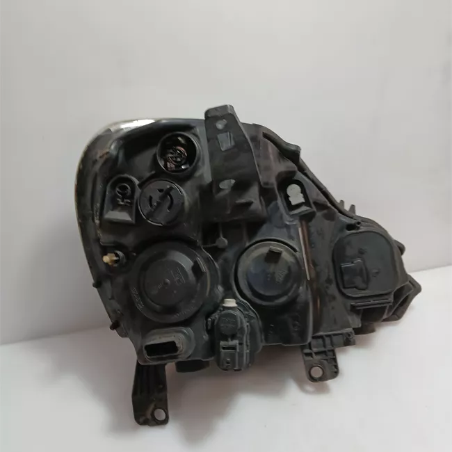 Proiettore sinistro Faro 02