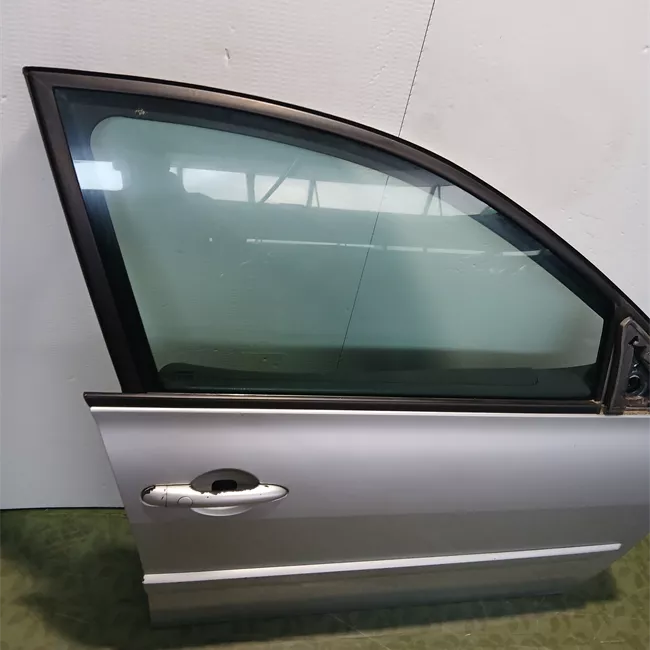 Porta anteriore destra