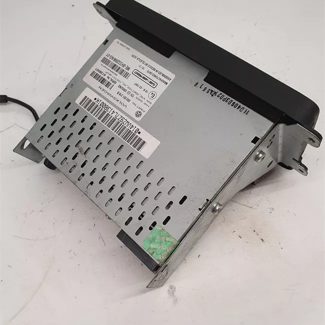 Radio con sistema di navigatore satellitare