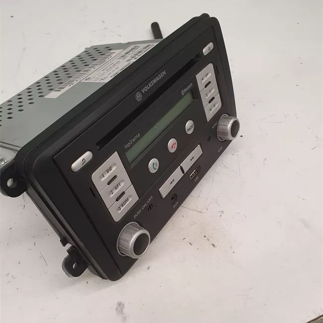 Radio con sistema di navigatore satellitare