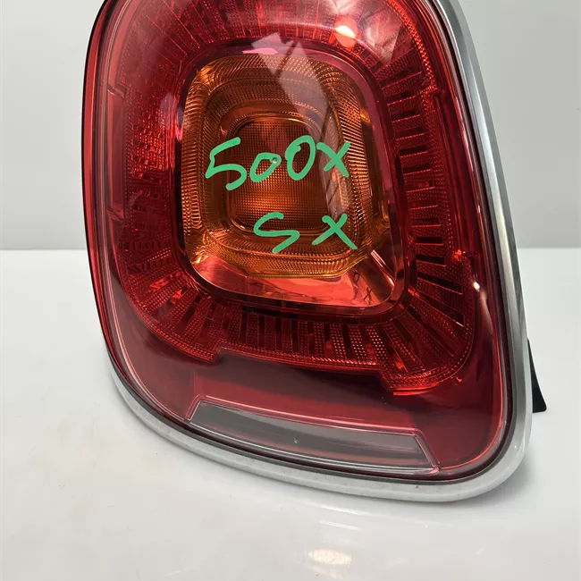 Fanale posteriore sinistro con modanatura cromata