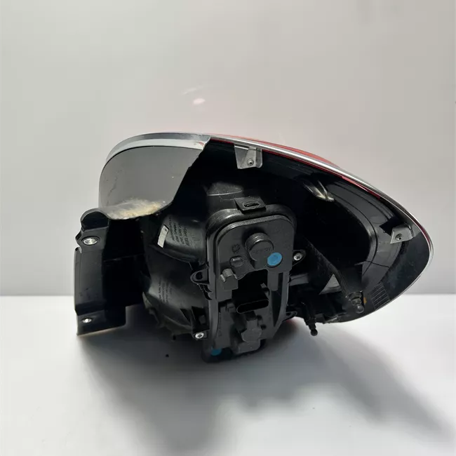 Fanale posteriore sinistro con modanatura cromata