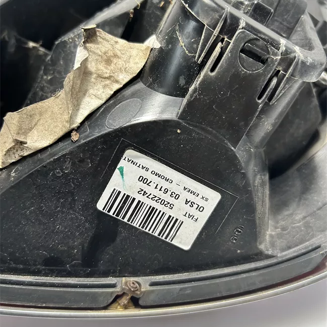 Fanale posteriore sinistro con modanatura cromata