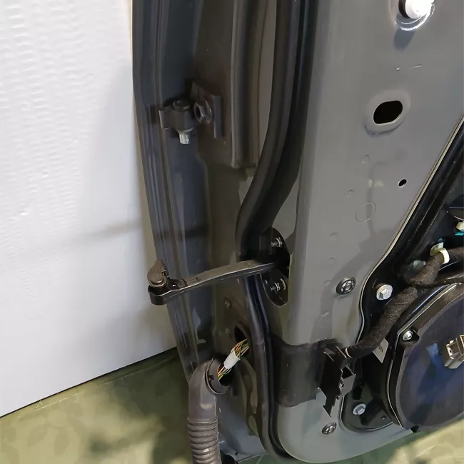 Porta anteriore destra