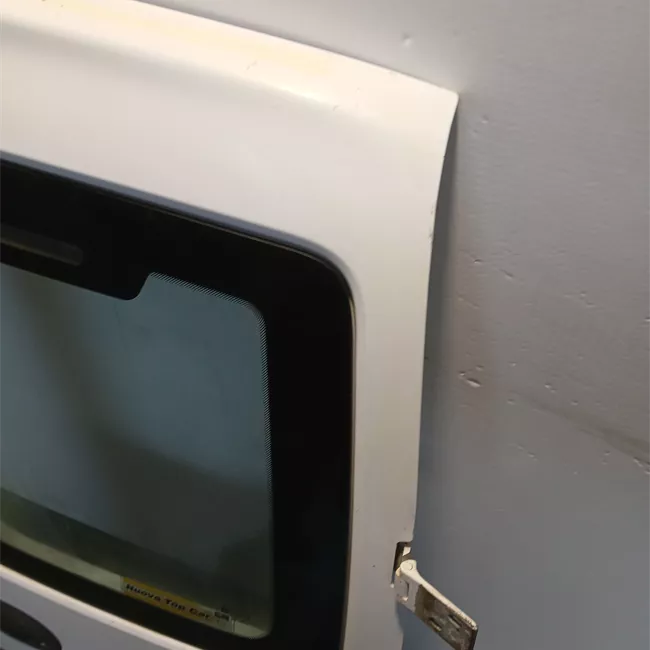 Porta carico posteriore a battente destra con fori tergicristallo posteriore