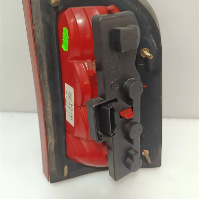 Fanale posteriore sinistro 00>