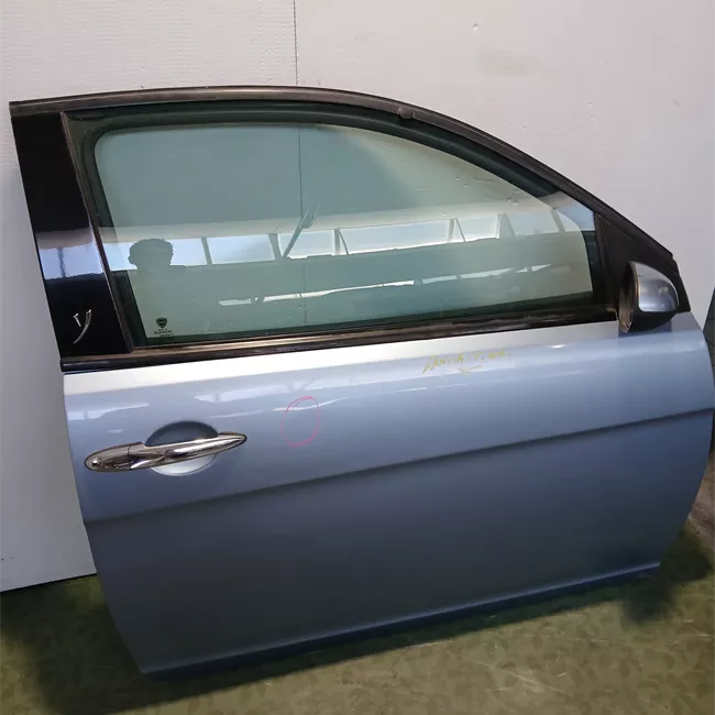 Porta anteriore destra