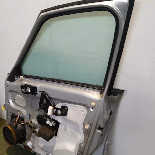 Porta anteriore destra