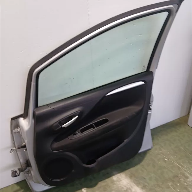 Porta anteriore destra