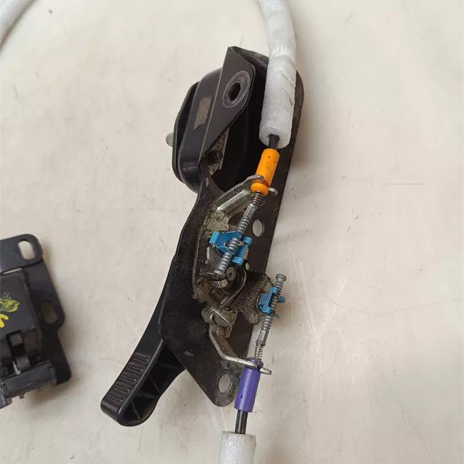 Serratura porta carico posteriore a battente sinistra