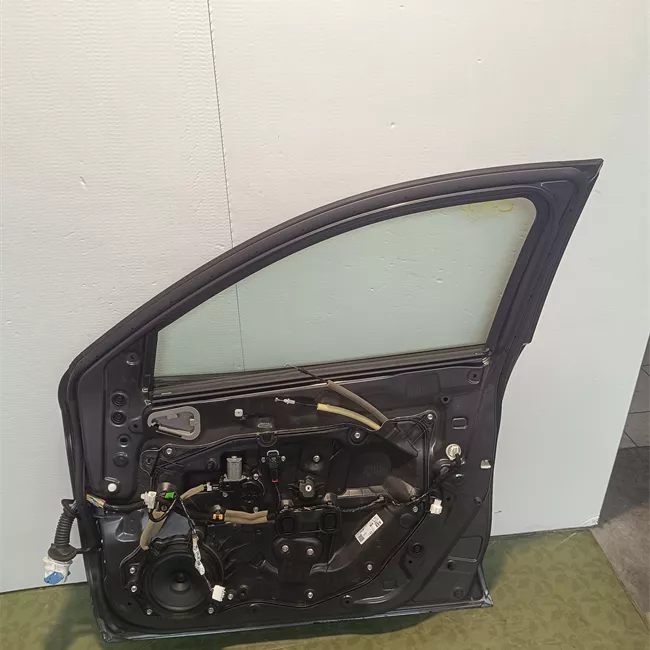 Porta anteriore destra