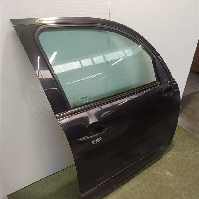 Porta anteriore destra