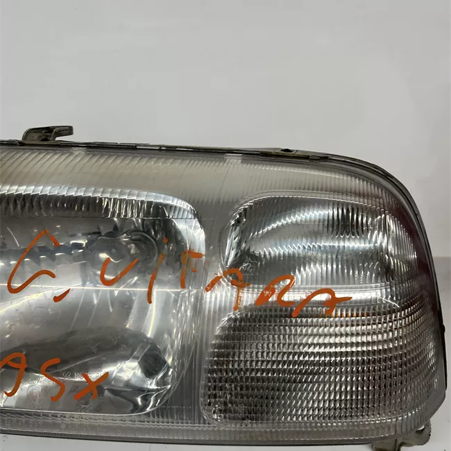 Proiettore con regolatore altezza sinistro