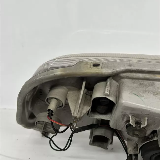 Proiettore con regolatore altezza sinistro