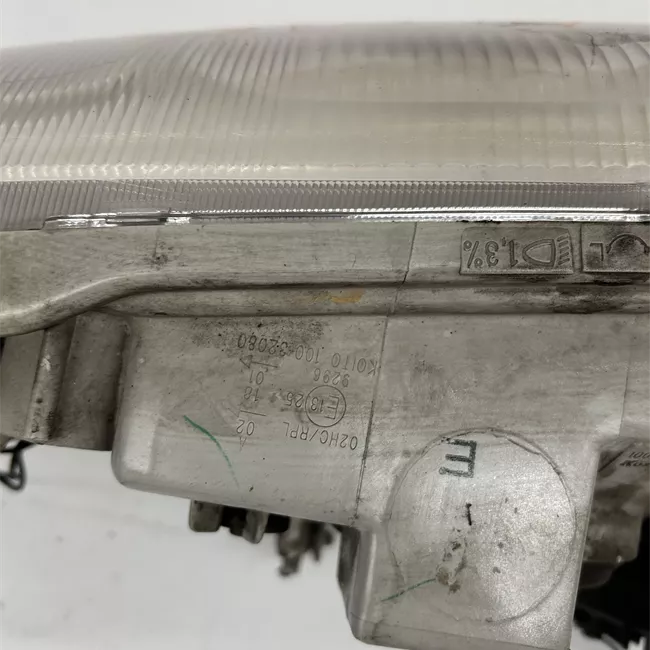 Proiettore con regolatore altezza sinistro