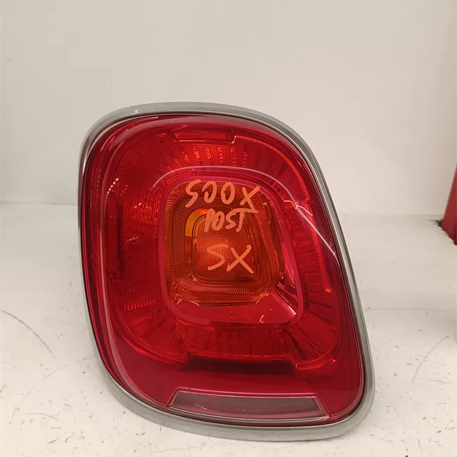 Fanale posteriore sinistro con modanatura cromata