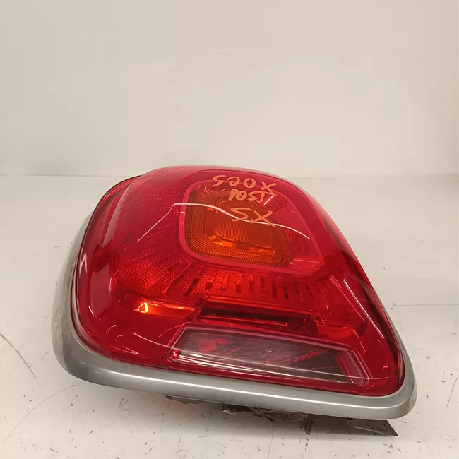 Fanale posteriore sinistro con modanatura cromata