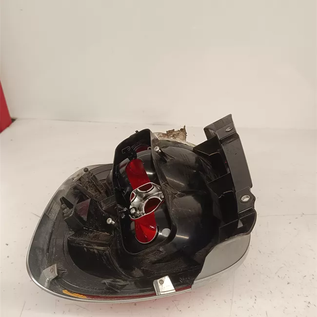 Fanale posteriore sinistro con modanatura cromata