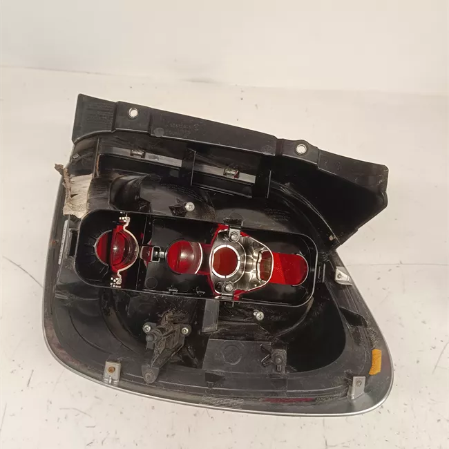 Fanale posteriore sinistro con modanatura cromata