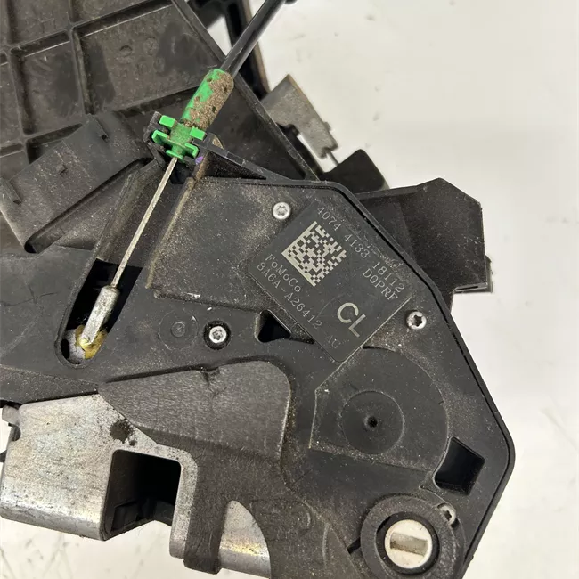 Serratura porta posteriore destra con sistema di chiusura centrale